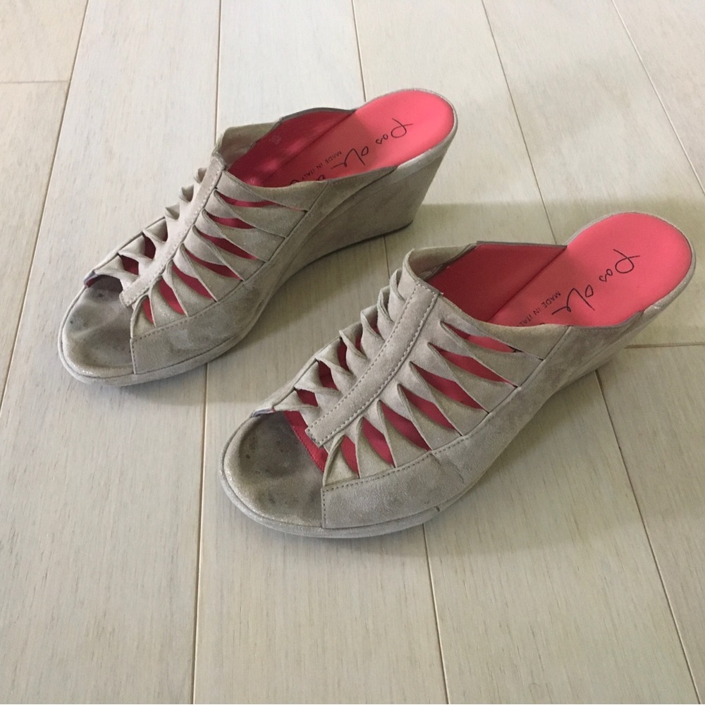 Pas de Rouge Suede Wedge